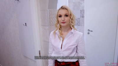 Духтари ҷавони коллеҷ бо дугонааш дӯстдоштаашро фиреб дод | POV ва конча дар дохили киска вай!